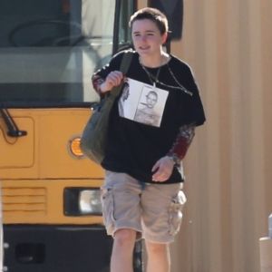 Adolescente de Jennifer Garner e Ben Affleck aparece pela primeira vez após adotar nome de gênero neutro