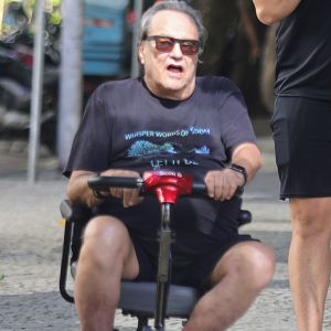 Diretor Dennis Carvalho é fotografado com cadeira motorizada em passeio pelo Rio de Janeiro