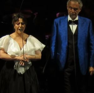 Em sua última passagem pelo Brasil, Andrea Bocelli cantou com Maria Rita em <I>show</i>; relembre